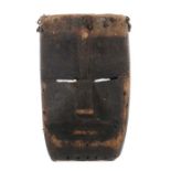 Maske mit Stirngratwohl Elfenbeinküste/Dan Kran, Holz geschwärzt, vorstehende Kinnpartie, H: 26 cm.-