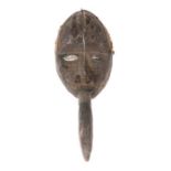Maske der DanElfenbeinküste, Holz geschwärzt, mit Schnabelmund, Blechbeschlag und Gewebebesatz, H: