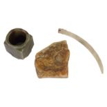 3 Stein-SchnitzereienChina, u.a. Jade, best. aus: 1 Cong, würfelförmig mit runder Öffnung, 1