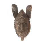 Maskewohl Nigeria, Holz, schwarz eingefärbt, mit gezackten Ohren und Gesichtskontur, H: 47 cm.- - -
