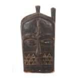 Maske der BiomboDR Kongo, Holz, mit geschnitzten und geweißten Dreiecksornamenten, H: 41 cm.- - -