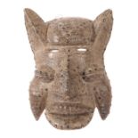Maske der Guere BeteLiberia/Elfenbeinküste, Holz mit grauer Patina, nagelbeschlagen, H: 34 cm.- - -