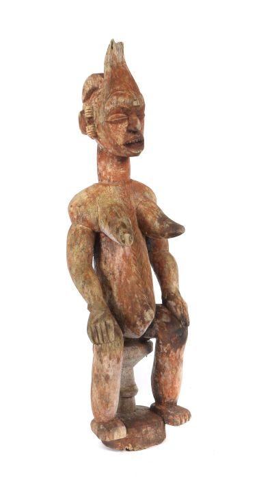 Auf Hocker sitzende FrauenfigurWestafrika (?), Holz, rötlich eingefärbt, H: ca. 85 cm.- - -25.00 %