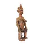Auf Hocker sitzende FrauenfigurWestafrika (?), Holz, rötlich eingefärbt, H: ca. 85 cm.- - -25.00 %