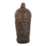 Maske bekröntwohl Stamm der Guro/Elfenbeinküste, Holz geschwärzt, mit geschnitztem Kopf, H: 40