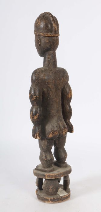 Weibliche StandfigurNigeria/Westafrika, Holz, Figur mit Kopfbedeckung, auf Hocker stehend, H: 80 - Image 2 of 2