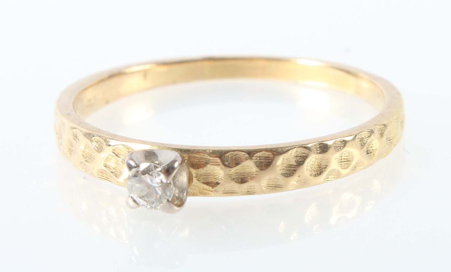 Solitaireringmodern, Gelbgold 750, strukturiert gearbeitete Ringschiene, besetzt mit Brillant (ca.