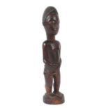 Blolo bian Figur der BauleElfenbeinküste, Holz, dunkel eingefärbt, männliche Figur auf rundem Stand,