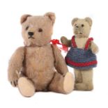 2 Teddy-Bären1 x wohl Steiff, org. Teddy, ca. 1950, Mohair hellbraun, Gliederkörper m. Stimme, H: