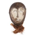 Maske der LegaDR Kongo, Holz, mit gekalktem Gesicht und Bastkinnbart, H: 44 cm.- - -25.00 % buyer'