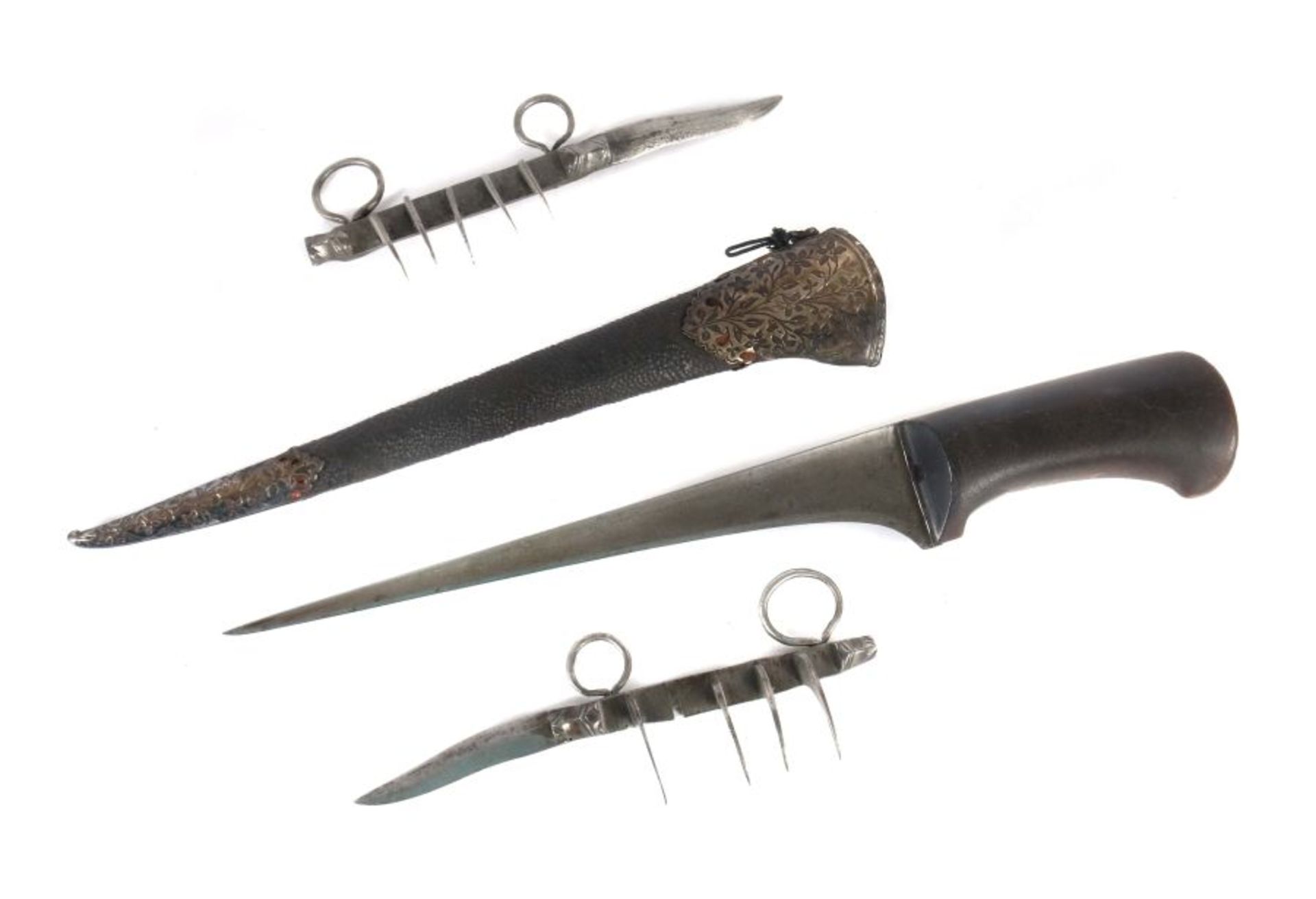 Pesh Kabz und zwei Messer mit Klingenkrallen19. Jh., afghanischer Dolch Pesh Kabz (u.a. auch bekannt