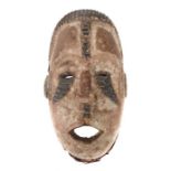 Maske der Ibo (wohl)Nigeria (?), Holz, gekalkt und teils geschwärzt, Textil undRattan, mit