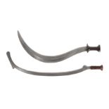 Zwei sichelförmige SchwerterDR Kongo, 20. Jh., 1 Schwert der Boa mit einseitig doppelt gekehlter
