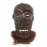 Maske mit geschnitzten Zähnen und SchmucknarbenAngola/DR Kongo, wohl Stamm der Chokwe, Holz, Bast