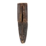 Schlanker MaskenkopfWestafrika, Holz geschwärzt, mit Bekrönung, H: 31 cm.- - -25.00 % buyer's