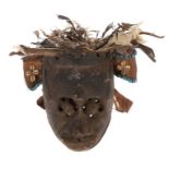 Pwoom Maske der KubaDR Kongo, Holz schwarz eingefärbt, mit Muschel- und Perlenzier, Gewebe und