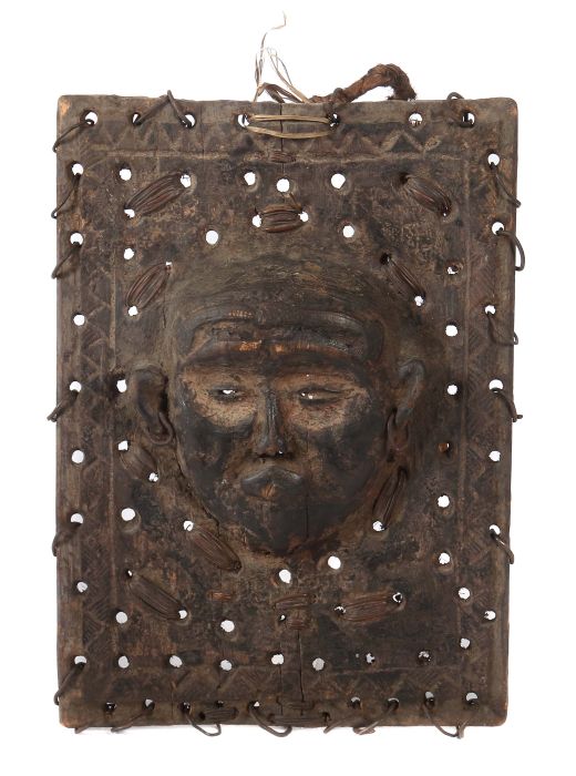 Brettmaske der ChokweAngola,Holz, mit Durchbohrungen und bestückt mit Drahtringen, H: 40 cm.- - -
