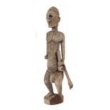 Männliche Standfigur der DogonMali, Holz, mit Pfeife und Dechsel, H: 64 cm.- - -25.00 % buyer's