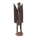 Calao-Vogel der SenufoElfenbeinküste, Holz, Blech und Textilquasten, mit gepunzten Blechen