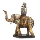 Elefant als Kannenträgerwohl China, 19./20. Jh., Holz/Bein, schreitender Elefant mit erhobenem