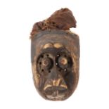 Gemusterte pwoom itok Maske der KubaDR Kongo, Holz bemalt, Rattan und Raphiagewebe, H: 30 cm.- - -