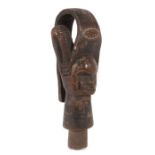 Figurenaufsatz in KopfformNigeria, Holz geschwärzt, mit Kerbornamentik, H: 50 cm.- - -25.00 %