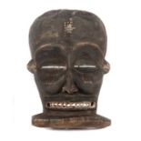 Maske der ChokweAngola, Holz, mit geschnitzten Zähnen und reliefgeschnitztem Narbenschmuck, H: 25