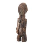 Fragment einer weiblichen StandfigurAfrika, Holz, mit Gesichtsnarbenschmuck, H: 28 cm.- - -25.00 %