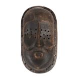 Maske mit mehrfach durchbohrten AugenpartienDR Kongo/wohl Stamm der Bembe, Holz, geschwärzt, H: 38