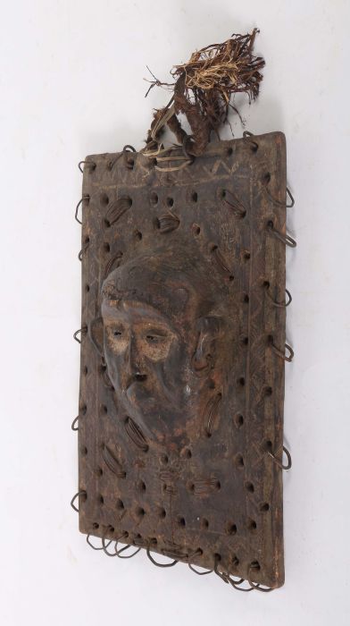 Brettmaske der ChokweAngola,Holz, mit Durchbohrungen und bestückt mit Drahtringen, H: 40 cm.- - - - Image 2 of 2