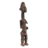 Weibliche StandfigurElfenbeinküste/Stamm der Kulango (?), Holz geschwärzt, mit Halsnarbenschmuck