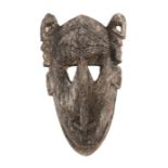Maske der DogonMali, Holz, bekrönt von 2 halbplastischen Figuren, H: 39 cm.- - -25.00 % buyer's