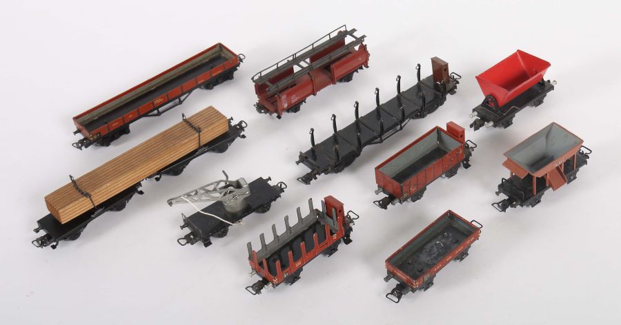10 GüterwagenMärklin, Spur H0, 1 x 361.5 G Langholzwagen; 1 x 362.1 Kippwagen; 1 x 364.5