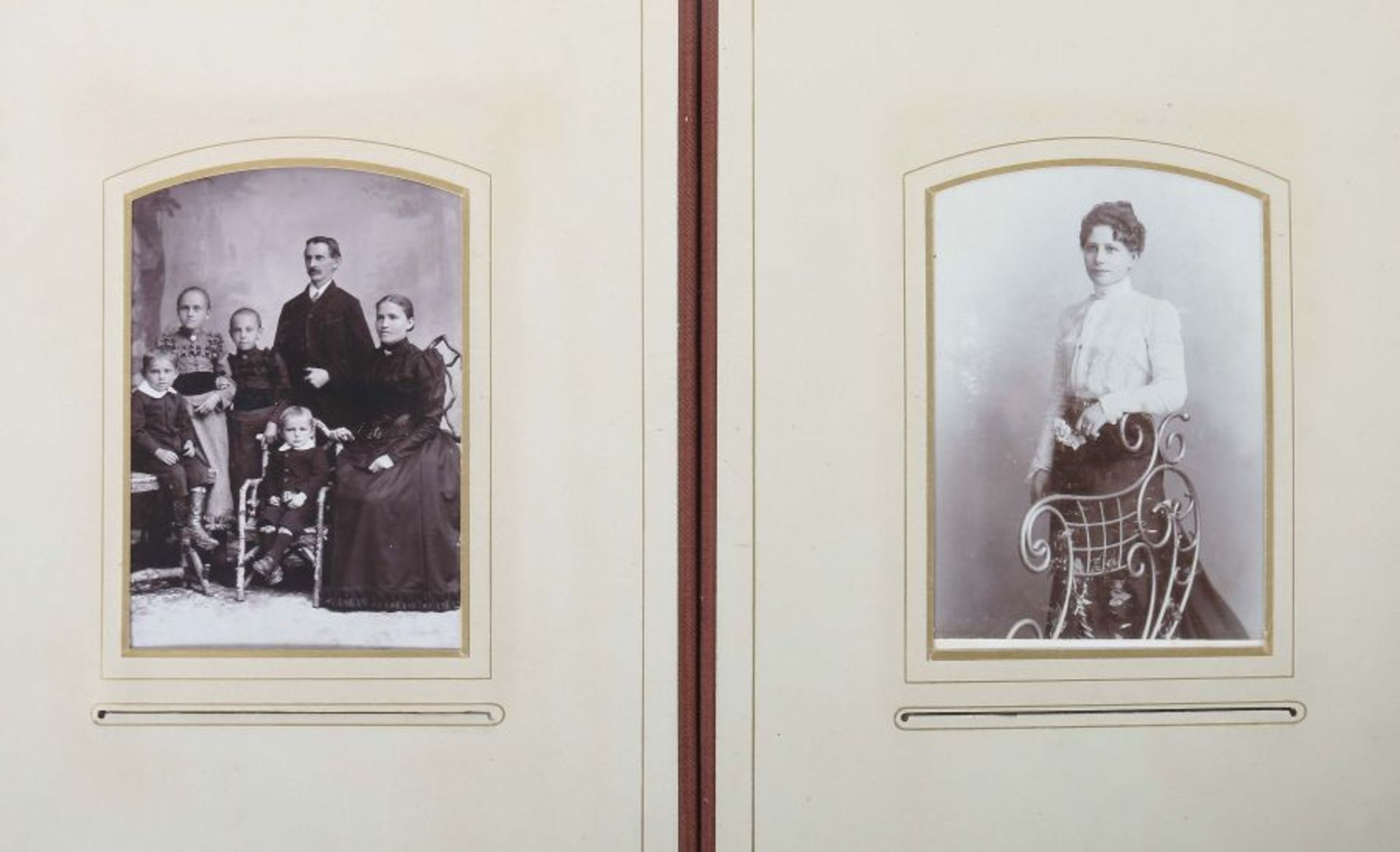 2 FamilienalbenDeutschland, um 1890/1900, mit insg. ca. 151 s/w-Familienfotografien, je - Bild 2 aus 7