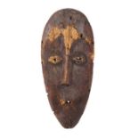 Brettmaske der LegaDR Kongo, Holz, mit Narbenschmuck in Kreuzform und Punkteumrandetem Mund, H: 28