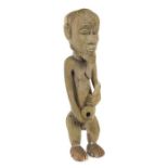 Männliche Standfigur der KubaDR Kongo, Holz, mit geschnitzter Kalebasse, H: 64 cm.- - -25.00 %