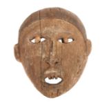Maske der BakongoDR Kongo, Holz geschwärzt und gekalkt, mit geschnitzten Zähnen, H: 35 cm.- - -25.00