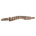 Schlangenmaske Bansonyi der BagaGuinea, Holz schwarz-weiß eingefärbt, H: 155 cm.- - -25.00 % buyer's