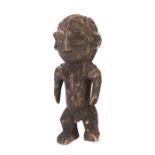 Männliche Standfigurafrikanisch, Holz, mit Bohrlöcherdekor, H: 33 cm.- - -25.00 % buyer's premium on