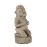 SteinfigurWestafrika (?), kniende weibliche Figur mit Kopfbedeckung, H: 24 cm.- - -25.00 % buyer's