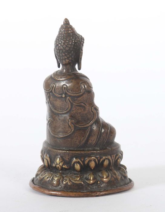 Buddha ShakyamuniTibet/Nepal, wohl um 1900, Bronze, in vajrasana sitzender Buddha auf - Image 3 of 4