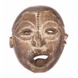 Gekalkte Maske der MambilaNigeria/Kamerun, Bemalung, mit noppenartigem Gesichtsschmuck, H: 31 cm.- -