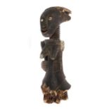 Fragment einer weiblichen Figur der KubaDR Kongo, Holz geschwärzt, mit Kaurischnecken-Augen, H: 60