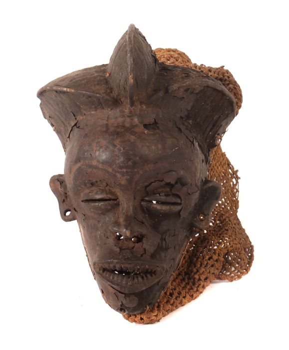 Maske der Chokwe mit NetzbehangAngola, Holz, geschwärzt und verkrustet, H: 27 cm.- - -25.00 %