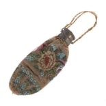 Perlbeutelum 1900/10, perlenbestickter Beutel mit polychromem Floraldekor, mit