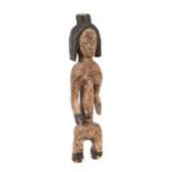 Gekalkte Standfigur der MumuyeNigeria, Holz mit schwarzen Einfärbungen H: 72 cm.- - -25.00 % buyer's