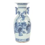 Vase mit BlaumalereiChina, 19./20. Jh., Porzellan, Balustervase mit zwei Zierhenkeln am Hals,