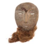 Maske der LegaDR Kongo, Holz, mit Bastbehang als Bart, H: 42 cm.- - -25.00 % buyer's premium on