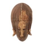 Maske der BambaraMali, Holz, mit geschnitzter Frisur und Wollbommel als Ohrenschmuck, H: 39