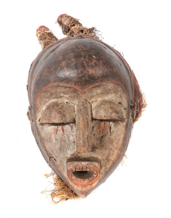 Helmmaske mit geschnitzten AugenlidernDR Kongo, Holz, rotbraun, weiß und schwarz gefärbt, Bastbehang